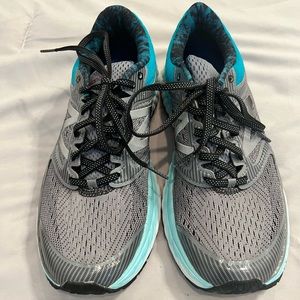 New Balance tennis shoes